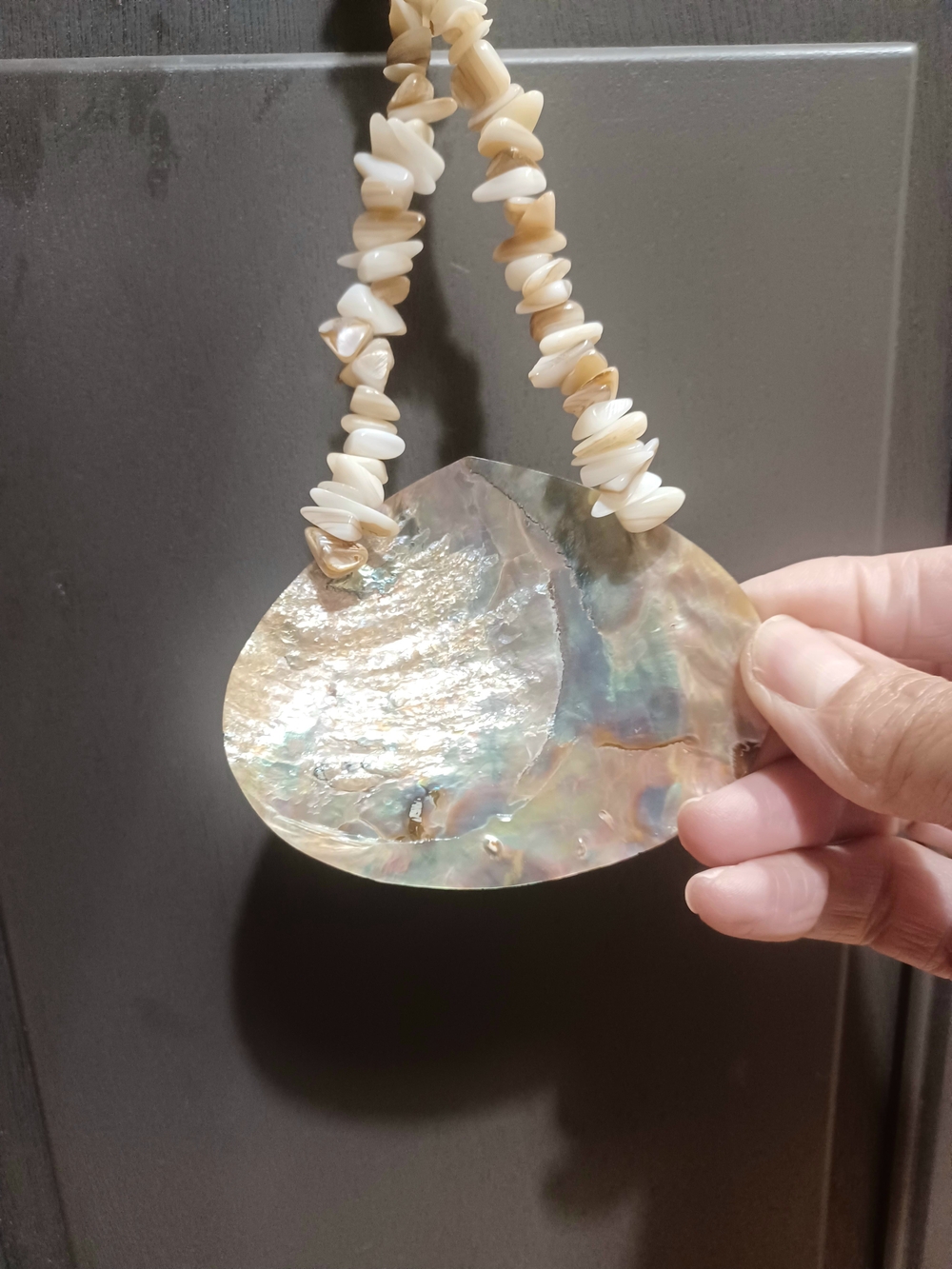 ABALONE SHELL PENDANT NECKLACE w/CREAM-COLORED CHIP BEAD STRAND